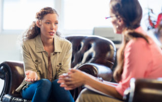 Woman discussing how to detox from alcohol with a therapist.